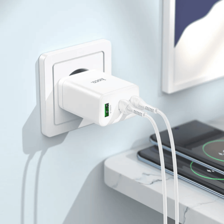 HOCO zidni strujni adapter PD QC - 1x USB - 2x Type C utor 3A (35W) - bijeli 247188