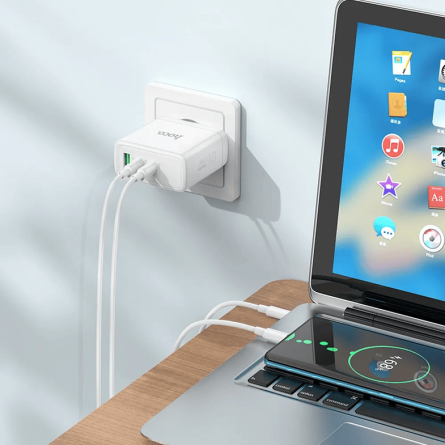 HOCO zidni strujni adapter PD QC GaN - 1x USB - 2x Type C utor (65W) - bijeli 247200